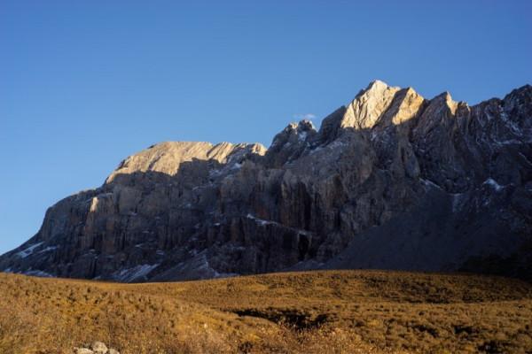 一車兩人一狗子開蔚來走秘境洛克之路 一車兩人一狗子開蔚來走秘境洛克之路