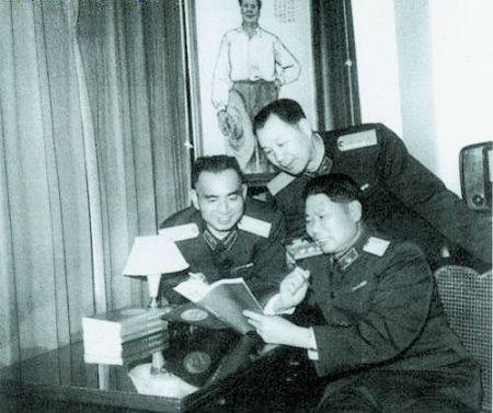 楊成武向毛主席彙報,臨走差點流淚?毛主席省出6個青稞饅頭給楊 楊成武向毛主席彙報,臨走差點流淚?毛主席省出6個青稞饅頭給楊