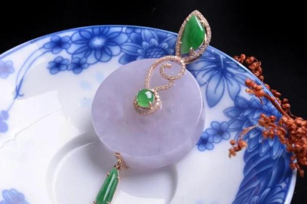 “紅翡綠翠紫為貴”,紫羅蘭翡翠為何能如此珍貴呢? “紅翡綠翠紫為貴”,紫羅蘭翡翠為何能如此珍貴呢?