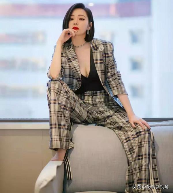 張靚穎短髮舊照被翻出,穿西裝坐在窗臺上擺拍,網友:“像閆妮” 張靚穎短髮舊照被翻出,穿西裝坐在窗臺上擺拍,網友:“像閆妮”