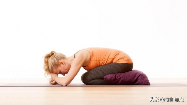 看似簡單的瑜伽嬰兒式，11個開肩變體，效果驚人！（附錯誤解析）