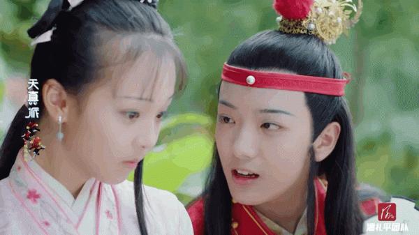 紅樓夢名場面，六版晴雯撕扇，誰靈巧可愛，誰在鬧笑話？