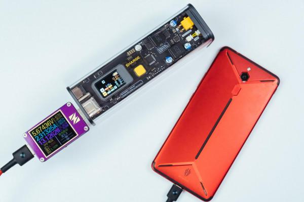 無法拒絕的賽博朋克工業美學：閃極100W超級移動電源 體驗分享