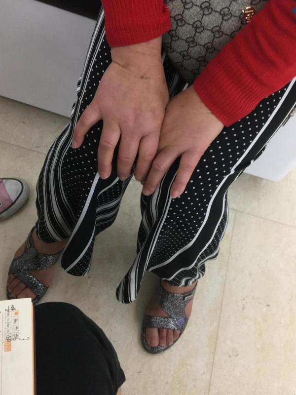 2019年，幫女兒還清幾十萬貸款後母親拿出領養證：你不是我親生的