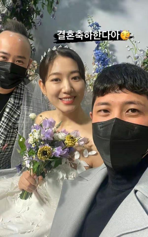 樸信惠結婚請了韓國半個娛樂圈！大裙襬婚紗藏孕肚，韓服造型封神