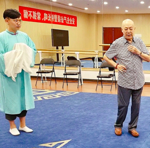 87歲老藝術家因病逝世，國慶露面已枯瘦如柴，妻子發訃告喪事從簡