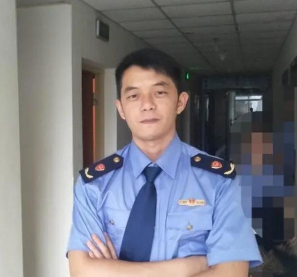 985畢業公務員“轉職”豬肉佬，理由是錢多，父親調侃“書白念”