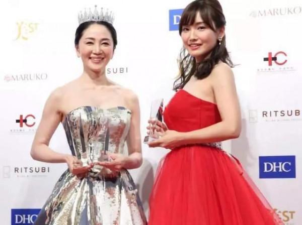 肌膚水嫩光滑，52歲坂村薰拿下日本選美冠軍，可謂豔壓群芳