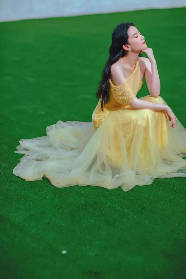 劉亦菲穿一襲黃裙，仙氣滿滿，宛若畫報裡的公主