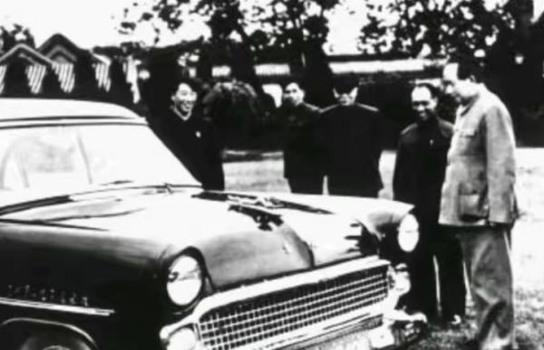 毛主席到廬山，聽聞遊人都喝“玉液”，正要去嘗，導遊：您不能喝