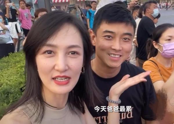 世界冠軍王皓全家出遊，一家四口高顏值被贊，妻子美貌不輸明星