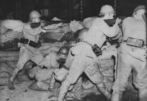 17歲的嘎麗婭，上山勸日軍投降，被粗暴拖入洞中，只留下一塊頭巾