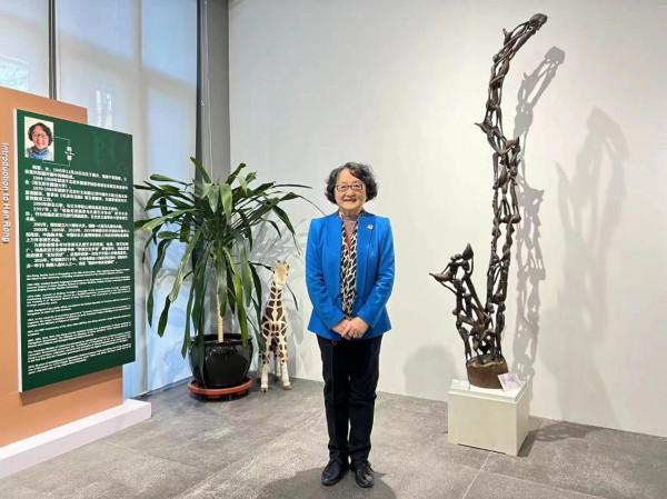 她是開國中將之女，辭去公職，與丈夫在非洲創業，獲中外兩國表彰！