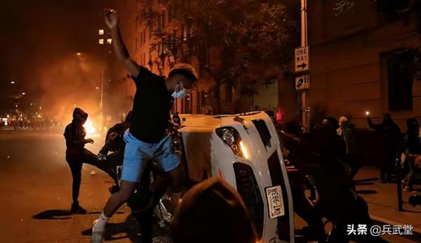 美國的風景線回來了?食品短缺導致打砸搶,多個城市開始暴亂罷工 美國的風景線回來了?食品短缺導致打砸搶,多個城市開始暴亂罷工