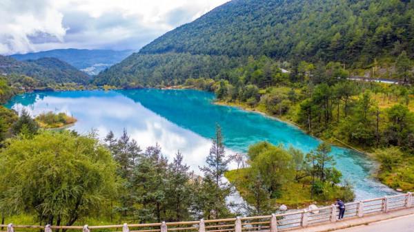玉龍雪山腳下的隱秘山谷，消失地平線裡的藍月亮山谷真的很美很美