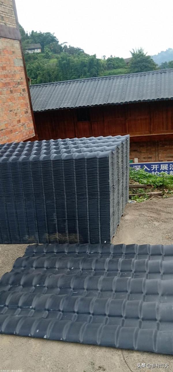 許多農戶把原來的小青瓦換成現在的樹脂瓦，樹脂瓦比小青瓦好嗎？