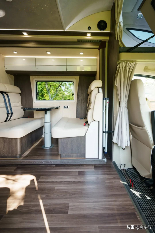 宇通新車重磅釋出：廊橋式線條，臉譜式配色，內有星空頂