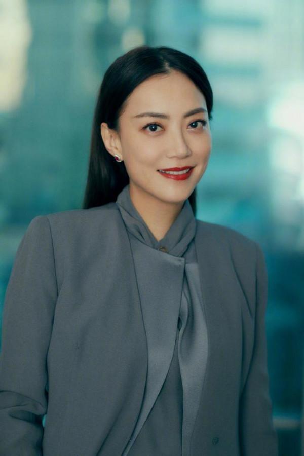 霍汶希氣質太好了，穿灰色大衣套裝乾淨酷颯，職場風味濃郁