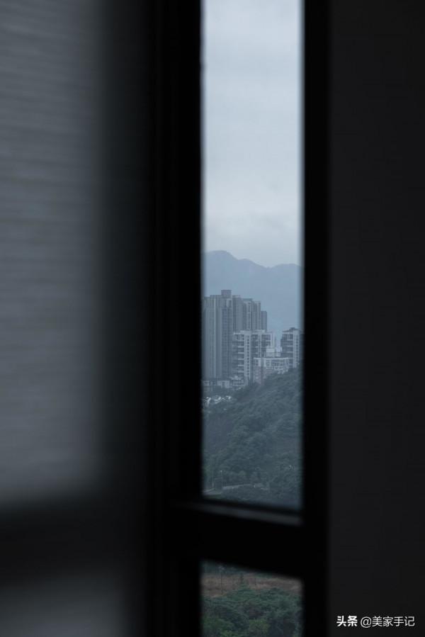 一進他家，彷彿世界都安靜了下來，全屋空靈雅韻，沒有一絲俗氣