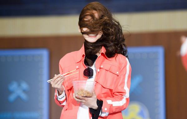 楊穎打扮潮流走機場，全程低頭險撞柱子上，腿部纖細靴子裝不滿