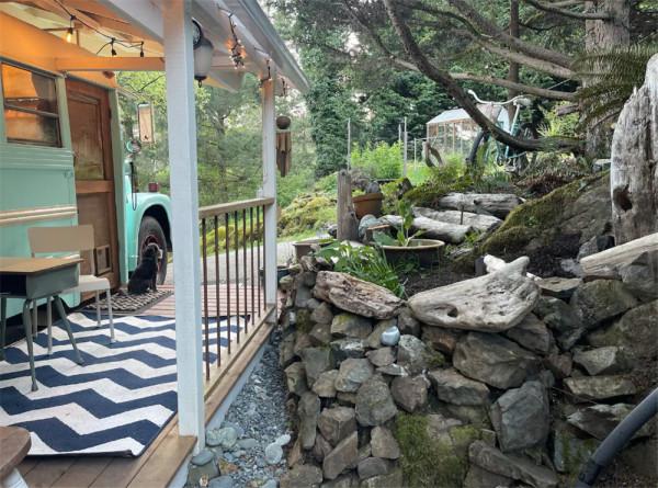 她買下1969年報廢校車，將車殼變成13㎡鄉下蝸居，網友：是真的服