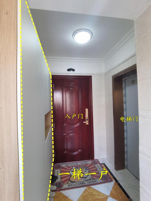 這就是一梯一戶的好處，每家都是獨立電梯間，玄關放在這沒人反對