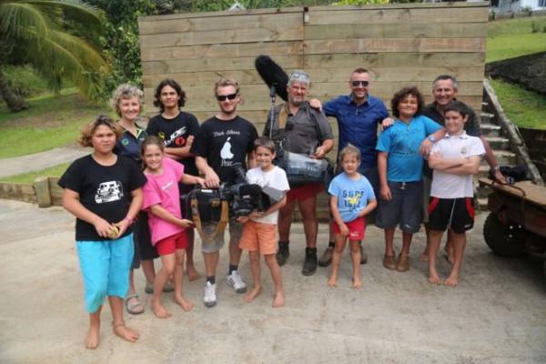 9個英國兵叛逃孤島，聯合土著女人消滅土著男人，孕育出罪惡習俗