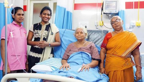 3年前，74歲大媽生下雙胞胎，現坦言：後悔做出這樣的選擇