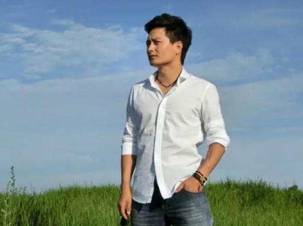 好歌手雲飛：娶&OpenCurlyDoubleQuote;古典女神&rdquo;美嬌妻，6登央視春晚，為人低調樸素