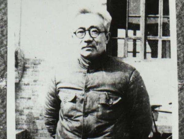 1963年陳毅在飯店吃飯,警衛員遞來一張紙條,他看完親自出門迎接 1963年陳毅在飯店吃飯,警衛員遞來一張紙條,他看完親自出門迎接