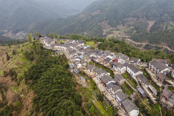 俗話說“造屋不造山脊首”,這座村莊為何偏建在險峻的山脊上? 俗話說“造屋不造山脊首”,這座村莊為何偏建在險峻的山脊上?