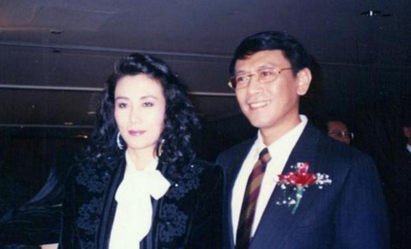 2002年羅文去世,劉鑾雄現身葬禮討債100萬,而張國榮卻為何缺席 2002年羅文去世,劉鑾雄現身葬禮討債100萬,而張國榮卻為何缺席