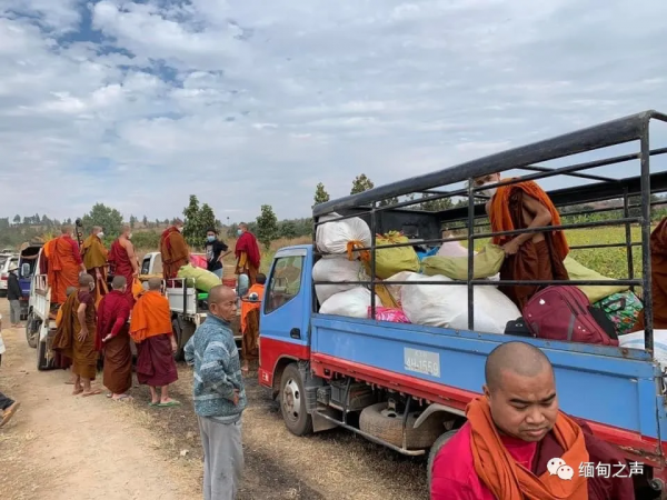 到處都在打仗！房子被炸！緬甸難民坐在地上，雙手合十為緬甸祈福