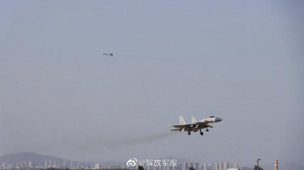 海軍航空大學某特裝大隊開展艦載戰鬥機著陸引導保障訓練