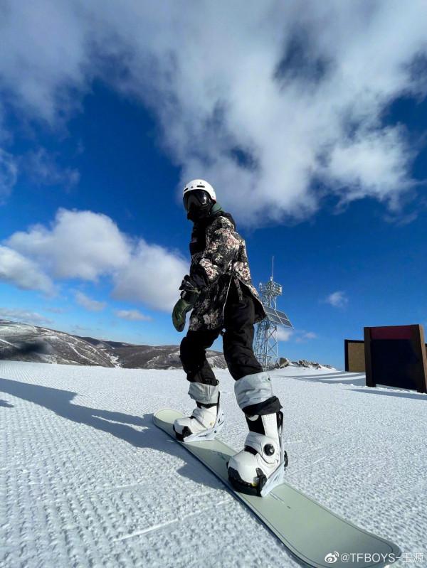 王源分享滑雪plog 網友，這種照片要多發