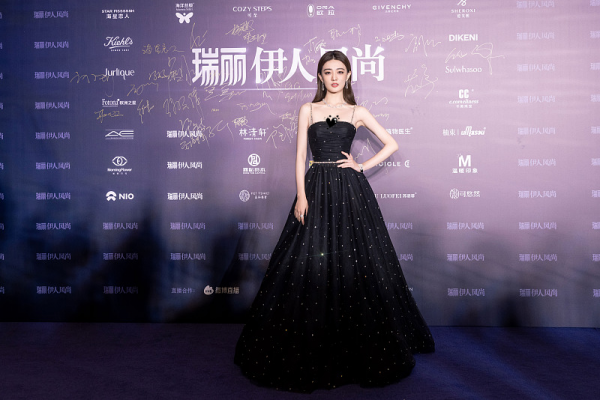 徐璐這小身板真是穿什麼都好看，雖然瘦了點，可穿小黑裙還挺大氣