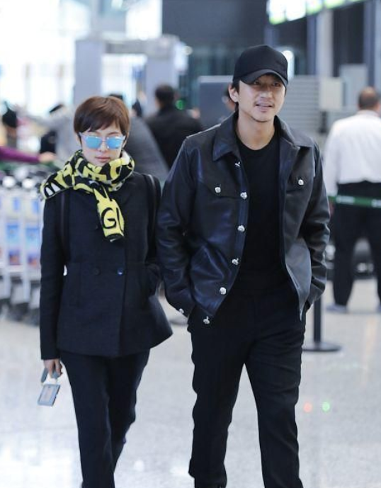 孫儷夫婦打扮太接地氣,穿一身黑走機場,看似低調樸素卻很時尚 孫儷夫婦打扮太接地氣,穿一身黑走機場,看似低調樸素卻很時尚