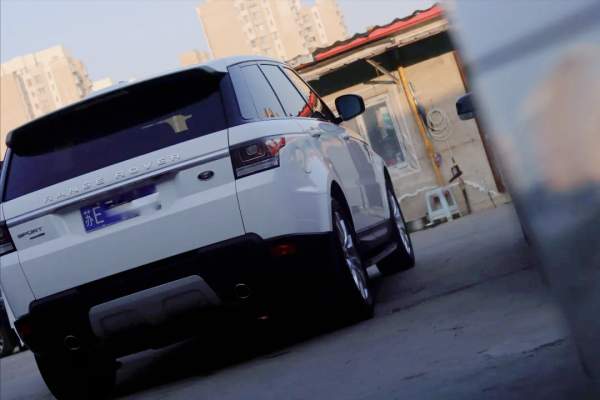 翻新一輛“破爛不堪”的路虎攬勝，匠心修復，滿血復活變新車