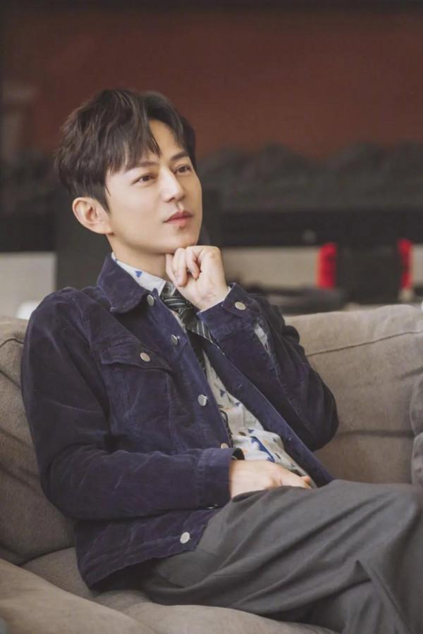 年逾五十的何炅依舊青春活力