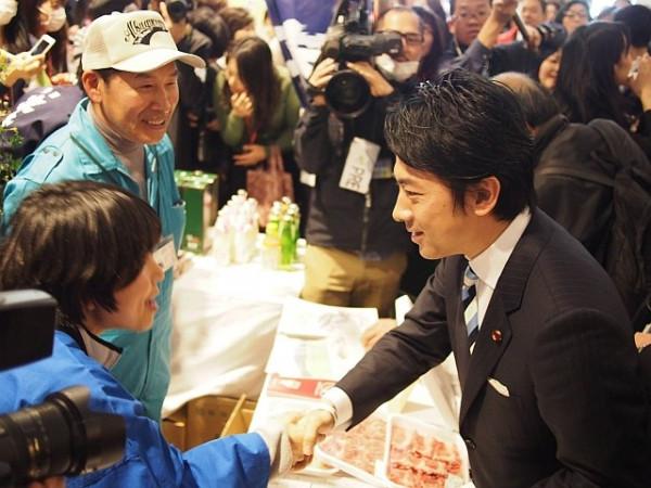 38歲政界王子娶日本第一美人,因首相選舉只得一票,急於變老 38歲政界王子娶日本第一美人,因首相選舉只得一票,急於變老