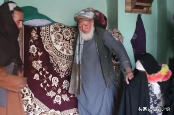 心酸!阿富汗9歲女童獲救,饑荒臨近,其父含淚低價賣給55歲老頭 心酸!阿富汗9歲女童獲救,饑荒臨近,其父含淚低價賣給55歲老頭