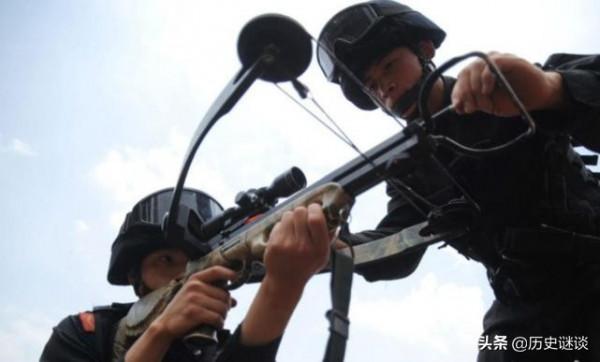 弓弩效能落後，為啥中國特種兵還在使用？這幾點槍械無法替代