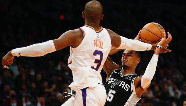 分差被馬刺縮小到1比分後,保羅用一手勢指揮太陽連拿12分鎖定勝局