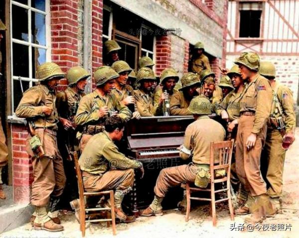 罕見照：小販給丘吉爾點雪茄，德軍與女友換裝，百年前的日本浴場
