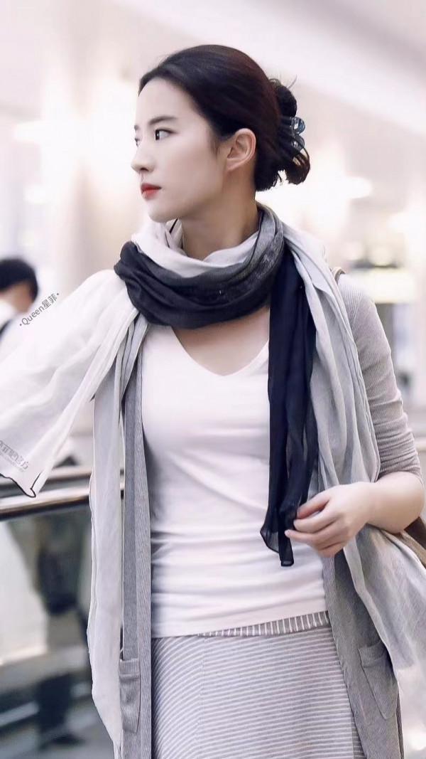 劉亦菲朱亞文舊照火了!她五官被修復像“換臉”,他鮮肉臉穿牛仔 劉亦菲朱亞文舊照火了!她五官被修復像“換臉”,他鮮肉臉穿牛仔