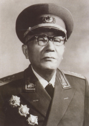 黃克誠率一個師增援東北，杜聿明不屑一顧，參謀：這個師有三萬人