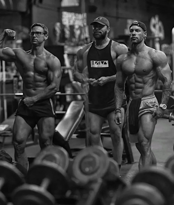 常年訓練的軍人VS擼鐵肌肉男，肌肉形態會有什麼差別？