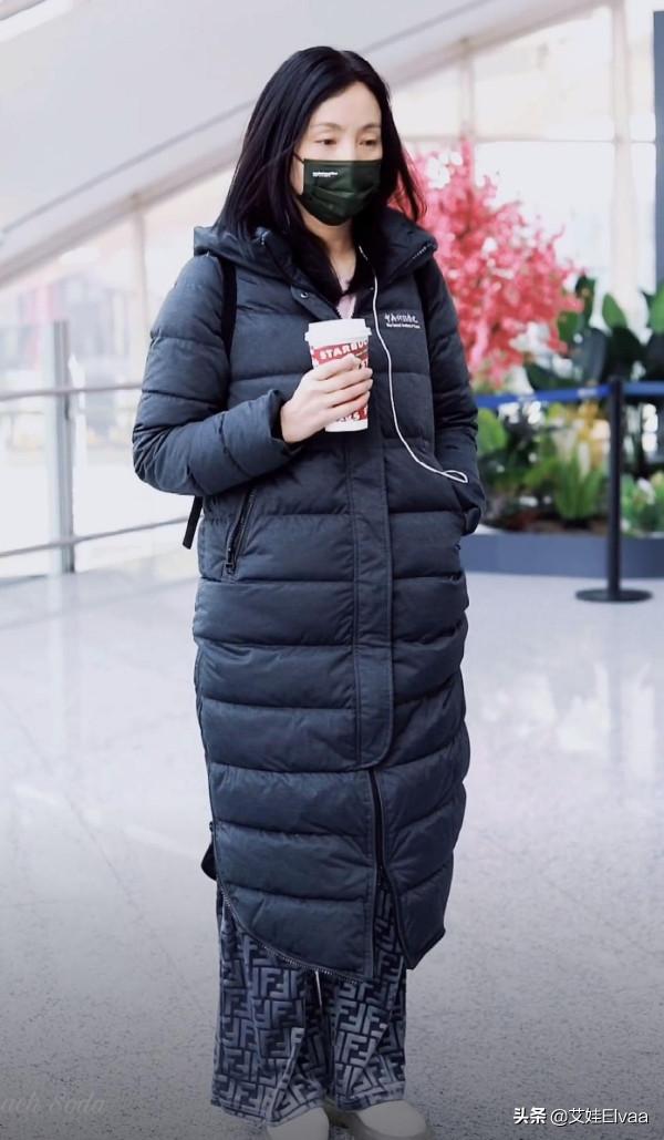 小陶虹真任性！穿舊校服配直筒褲風塵僕僕走機場，打扮寒酸看不懂