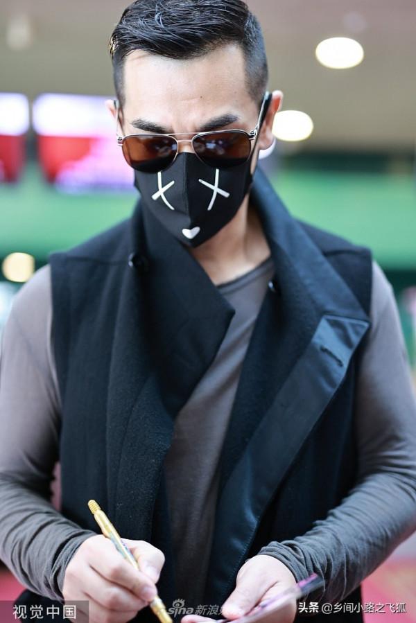 趙文卓緊牽愛妻現身 兩人黑超遮面大衣加身氣場矚目 趙文卓緊牽愛妻現身 兩人黑超遮面大衣加身氣場矚目