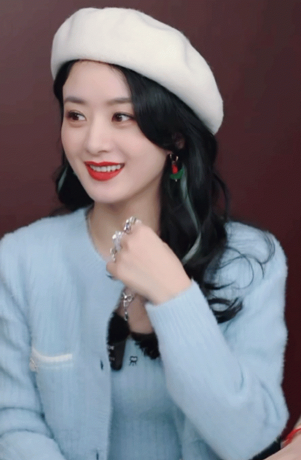 趙麗穎美圖,身穿淺藍上衣,頭戴貝雷帽,優雅靈動,溫婉可人 趙麗穎美圖,身穿淺藍上衣,頭戴貝雷帽,優雅靈動,溫婉可人